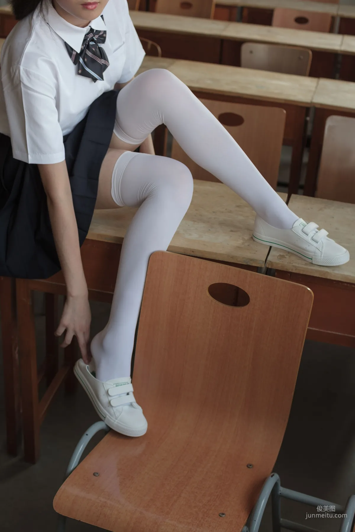 教室里的JK白丝少女 [森萝财团] [BETA-022] 写真集10