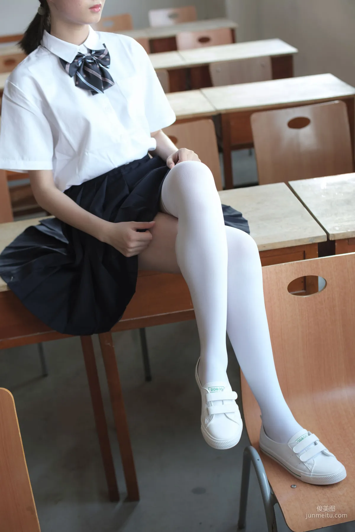 教室里的JK白丝少女 [森萝财团] [BETA-022] 写真集8