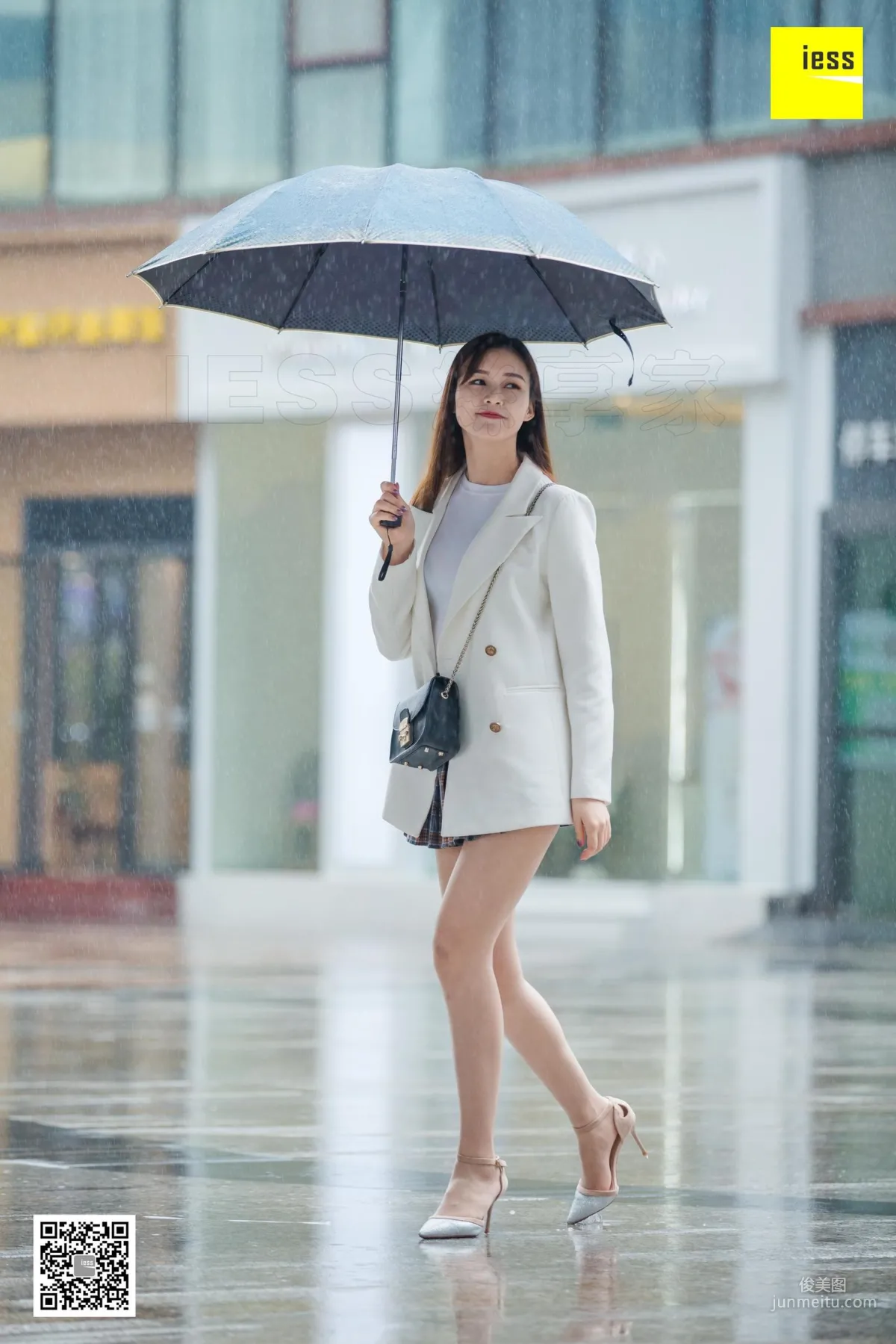 模特九妹 《雨中漫步》街拍美腿 [异思趣向IESS] 45