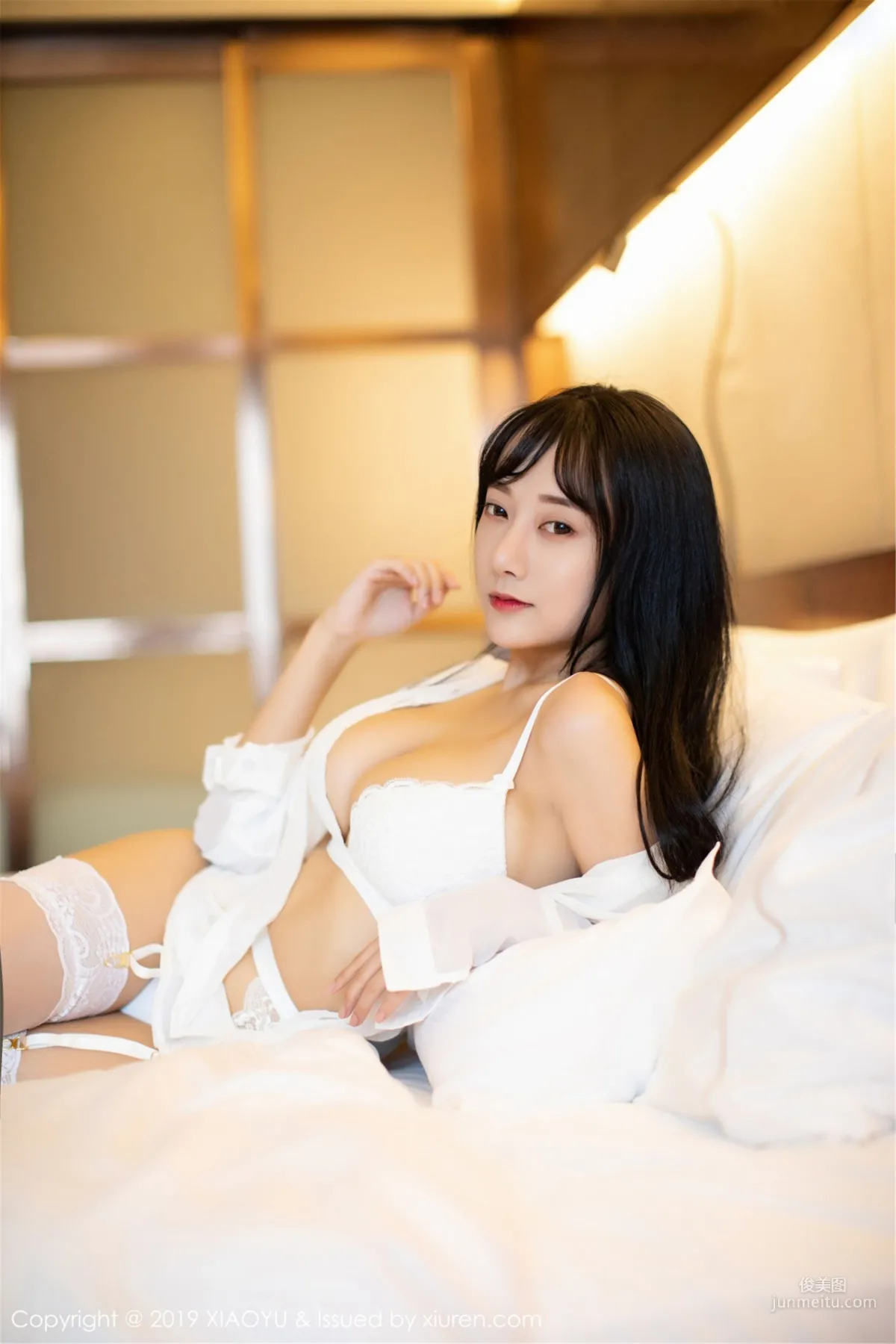 何嘉颖《低开衬衫与蕾丝吊袜下的婀娜姿态》 [语画界XIAOYU] Vol.076 写真集23