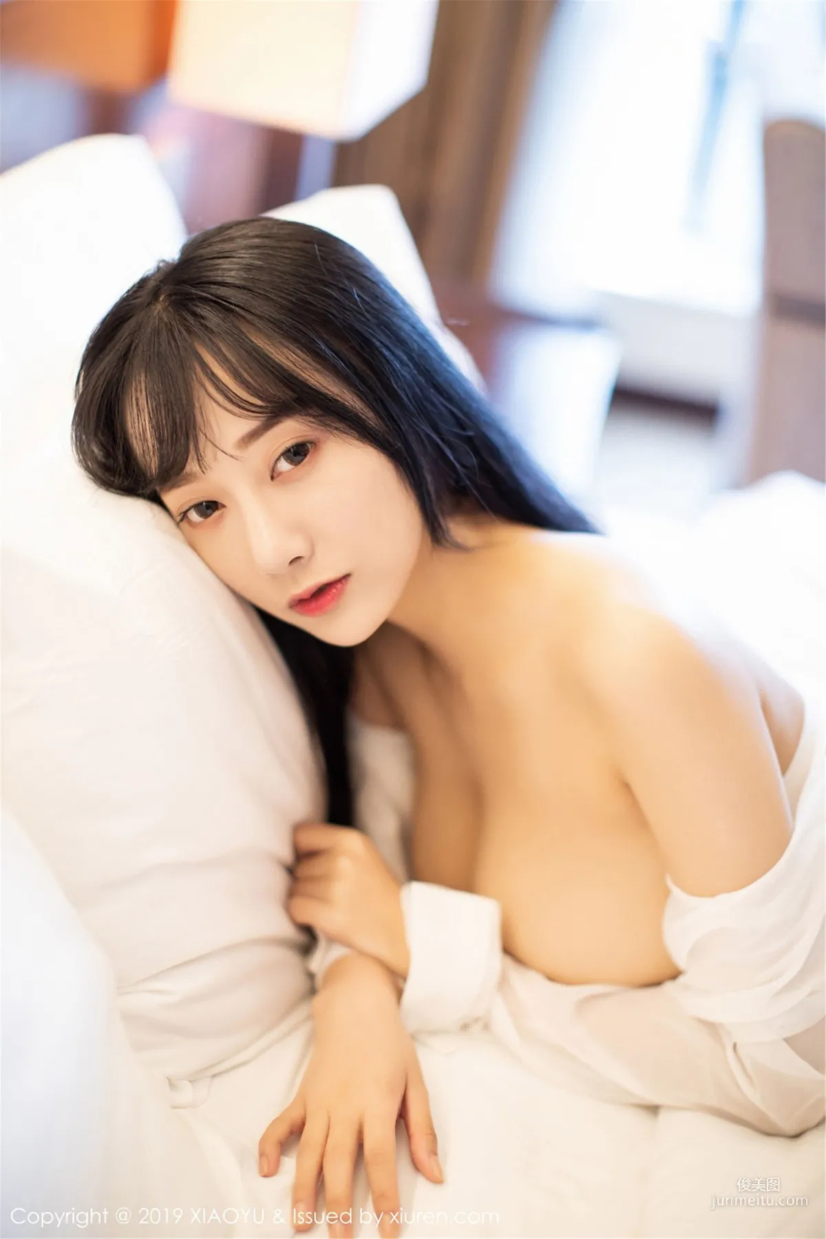 何嘉颖《低开衬衫与蕾丝吊袜下的婀娜姿态》 [语画界XIAOYU] Vol.076 写真集37