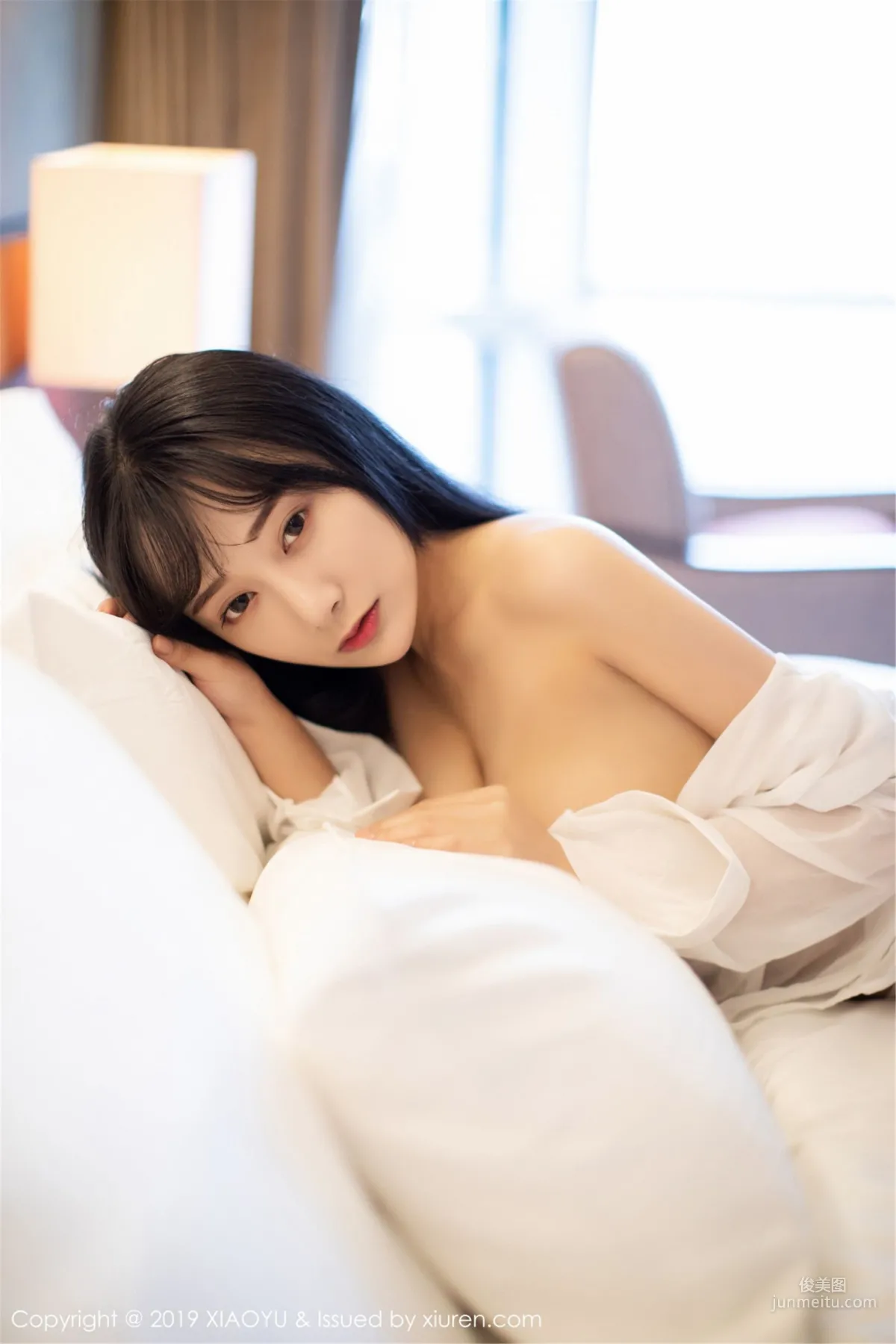 何嘉颖《低开衬衫与蕾丝吊袜下的婀娜姿态》 [语画界XIAOYU] Vol.076 写真集35