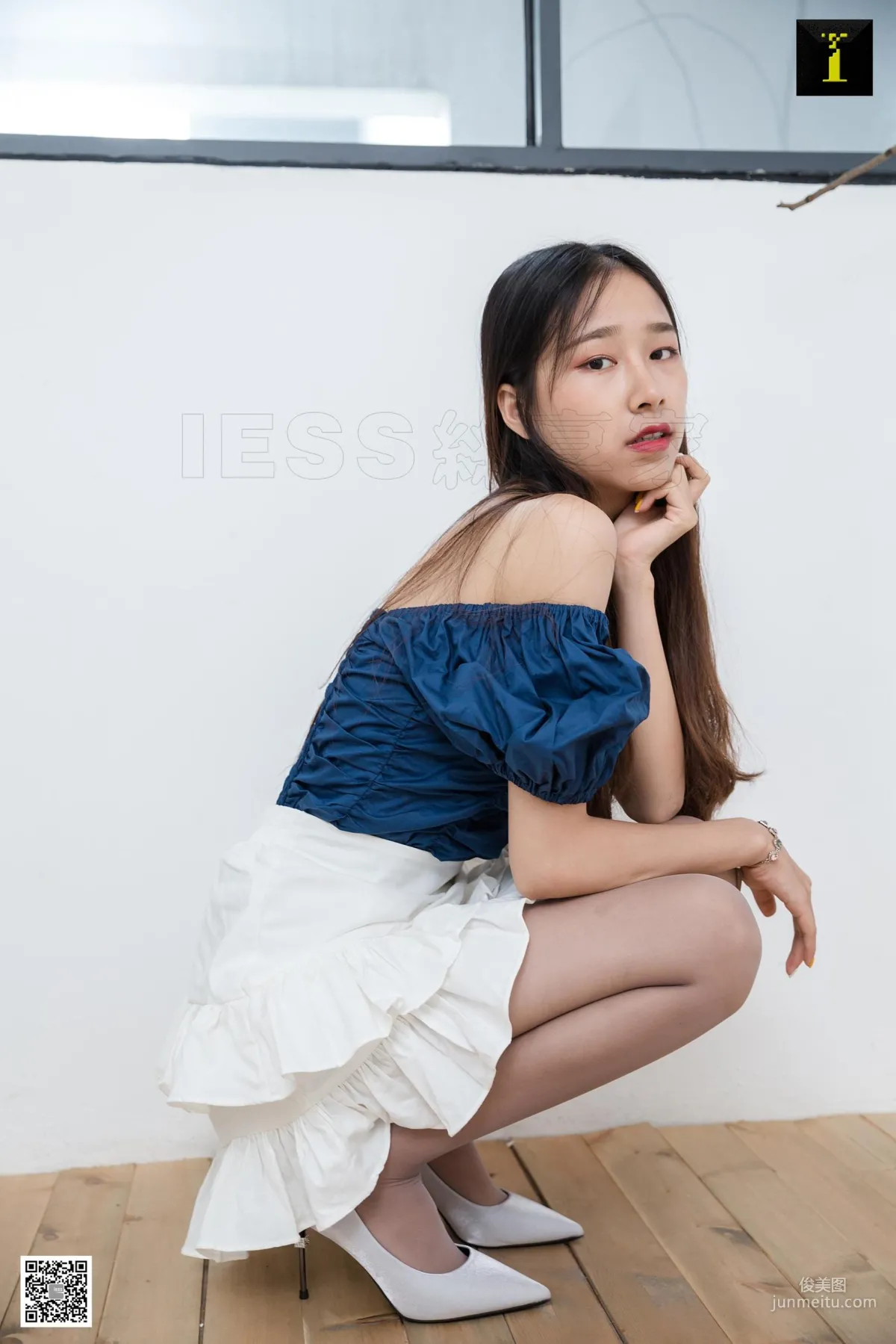 模特美子 《回家换鞋的美子》 [IESS] 美腿丝足写真集26