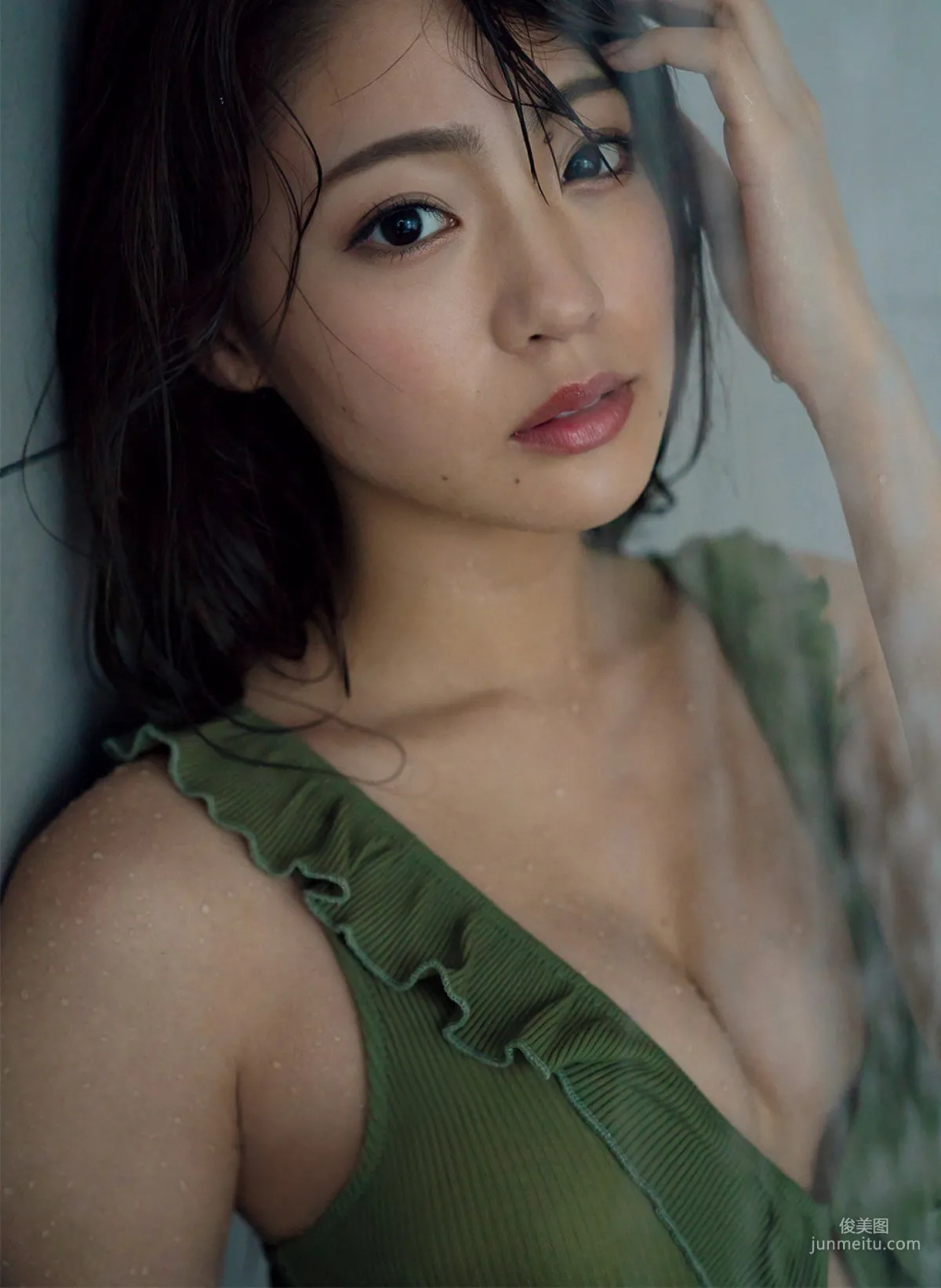 [FRIDAY] 志田友美 《夢みるアドレセンス ビキニで魅せた「最強美脚」》写真10