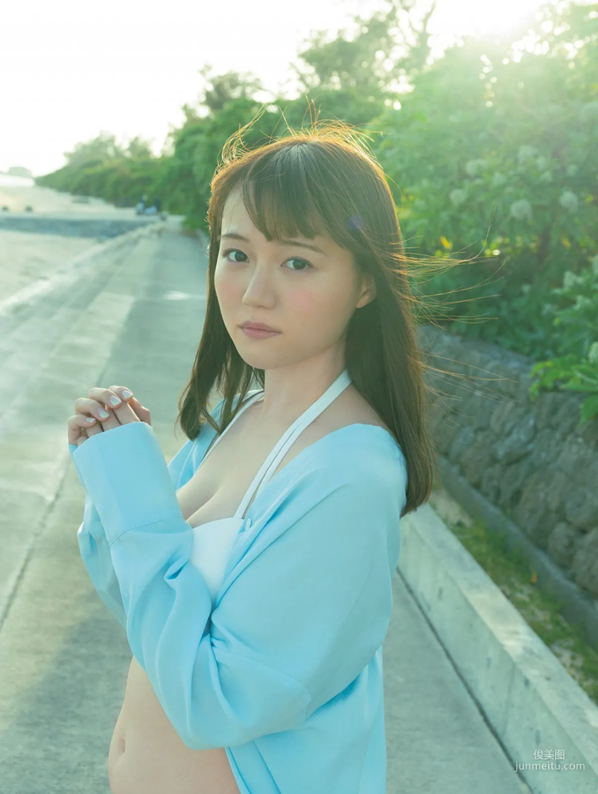 [FRIDAY] 尾崎由香 《アニメ『けものフレンズ』のメインキャラ声優が白ビキニになりました》写真1