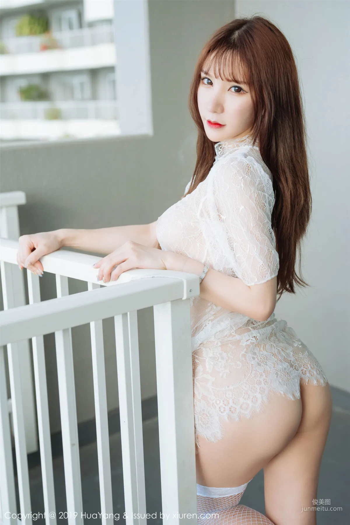 周于希Sandy《精致的镂空内衣与蕾丝网袜》 [花漾HuaYang] Vol.169 写真集5