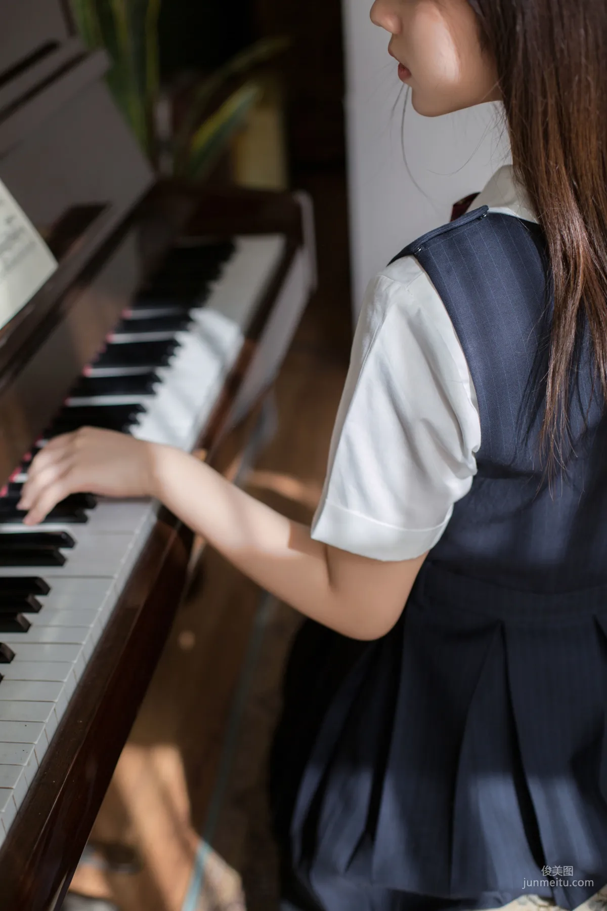 微博福利姬镜酱《不知梦 制服》 [COSPLAY美女] 写真集28