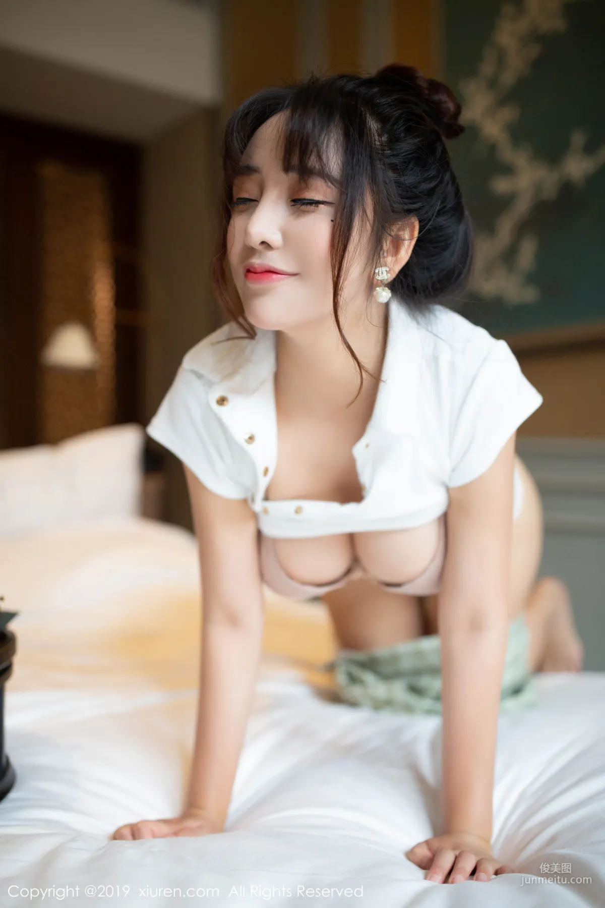 陶喜乐_lele《性感学生装下凹凸曼妙身姿》 [秀人XIUREN] No.1705 写真集34