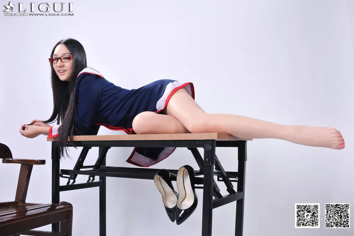 [丽柜LiGui] Model Amily《小眼镜学妹丝足》上下全集 美腿玉足写真图片72