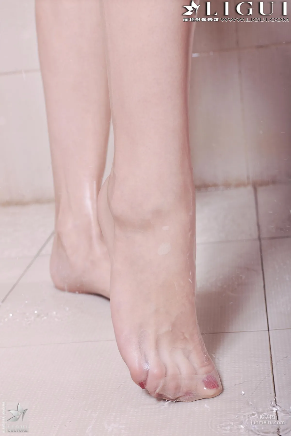 Model 可馨《浴室湿身美足》 [丽柜LiGui] 美腿玉足写真图片8