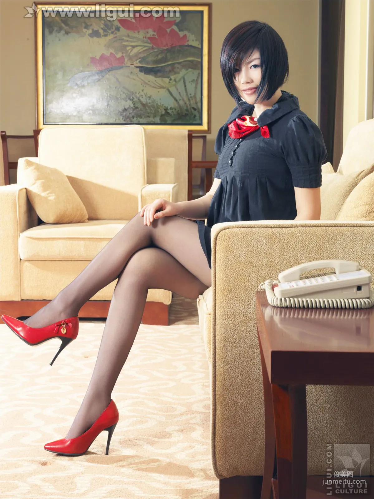 Model 慕子《经典家居中的丝袜演绎》 [丽柜LiGui] 美腿玉足写真图片3