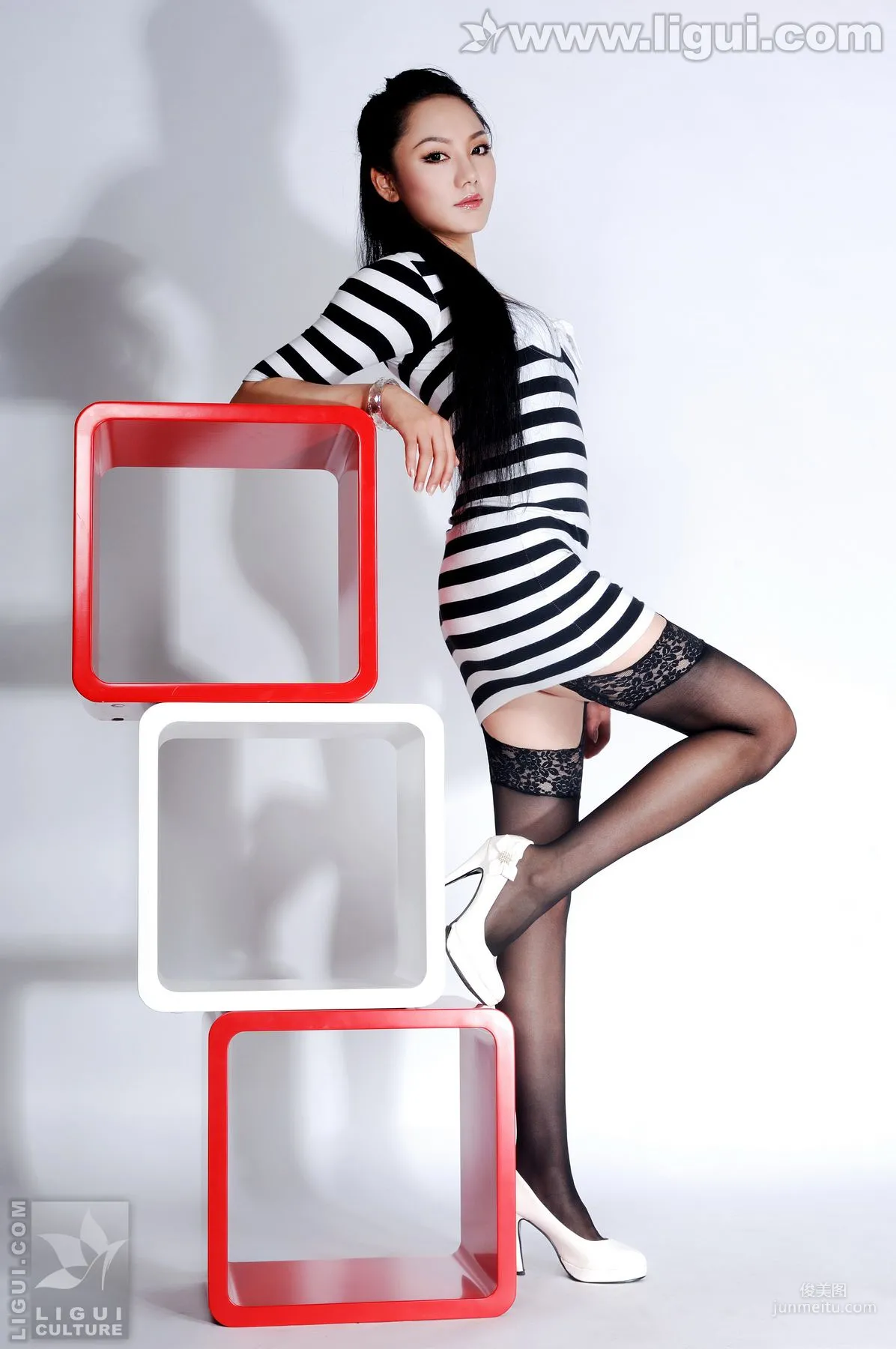 Model 杨紫《简单家居装饰中的丝袜魅力》 [丽柜LiGui] 美腿玉足写真图片1