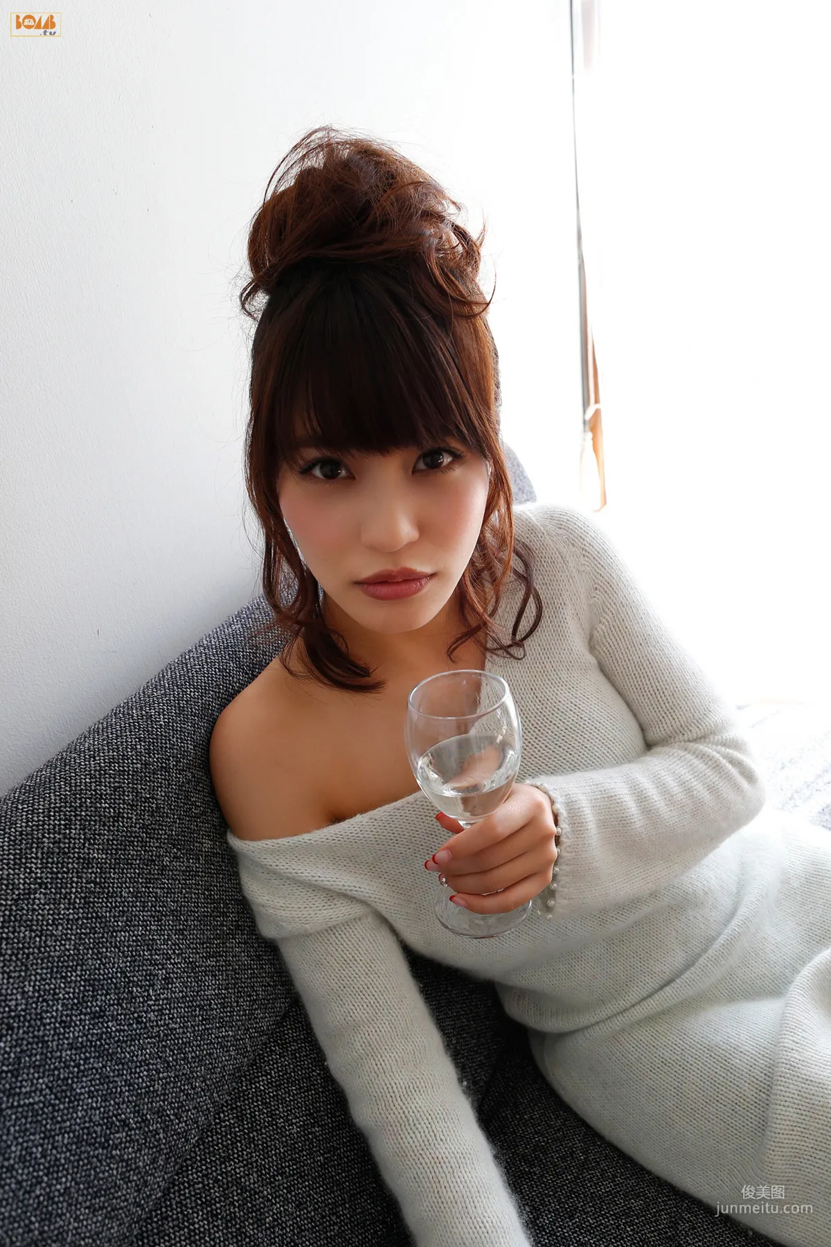 岸明日香《ほろ酔いクリスマス》写真集 [Bomb.TV] 2016年01月号 48