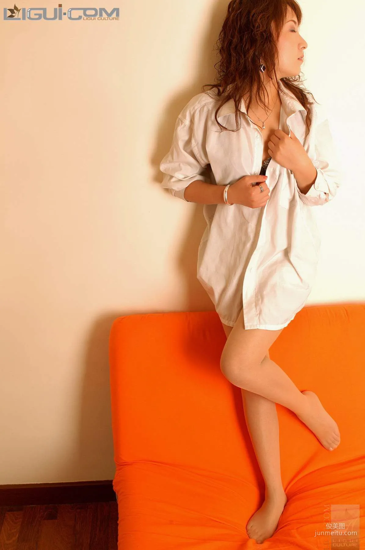 [丽柜LiGui] Model 英子《桔黄沙发》丝足写真图片7