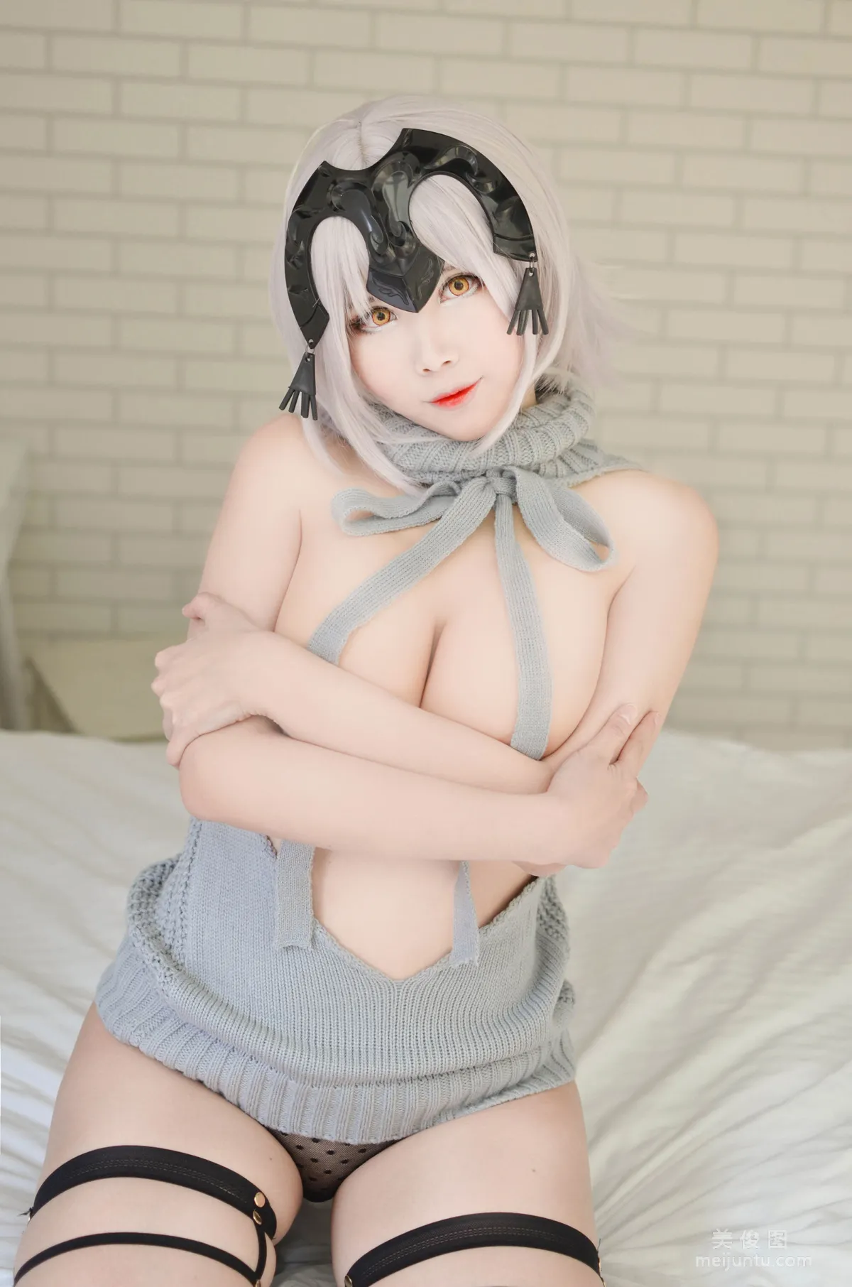 [网红Coser] 萱-KaYa 《露背毛衣》 写真集24