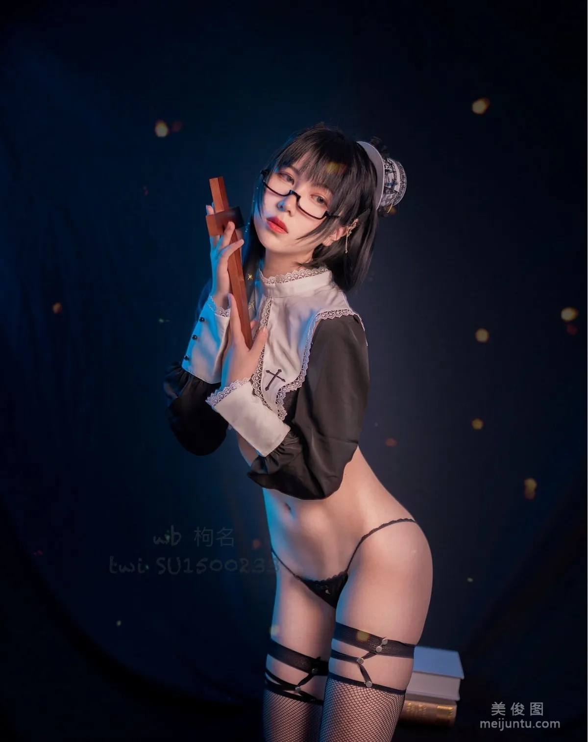 [网红Coser] 逐月su 《修女》 写真集19