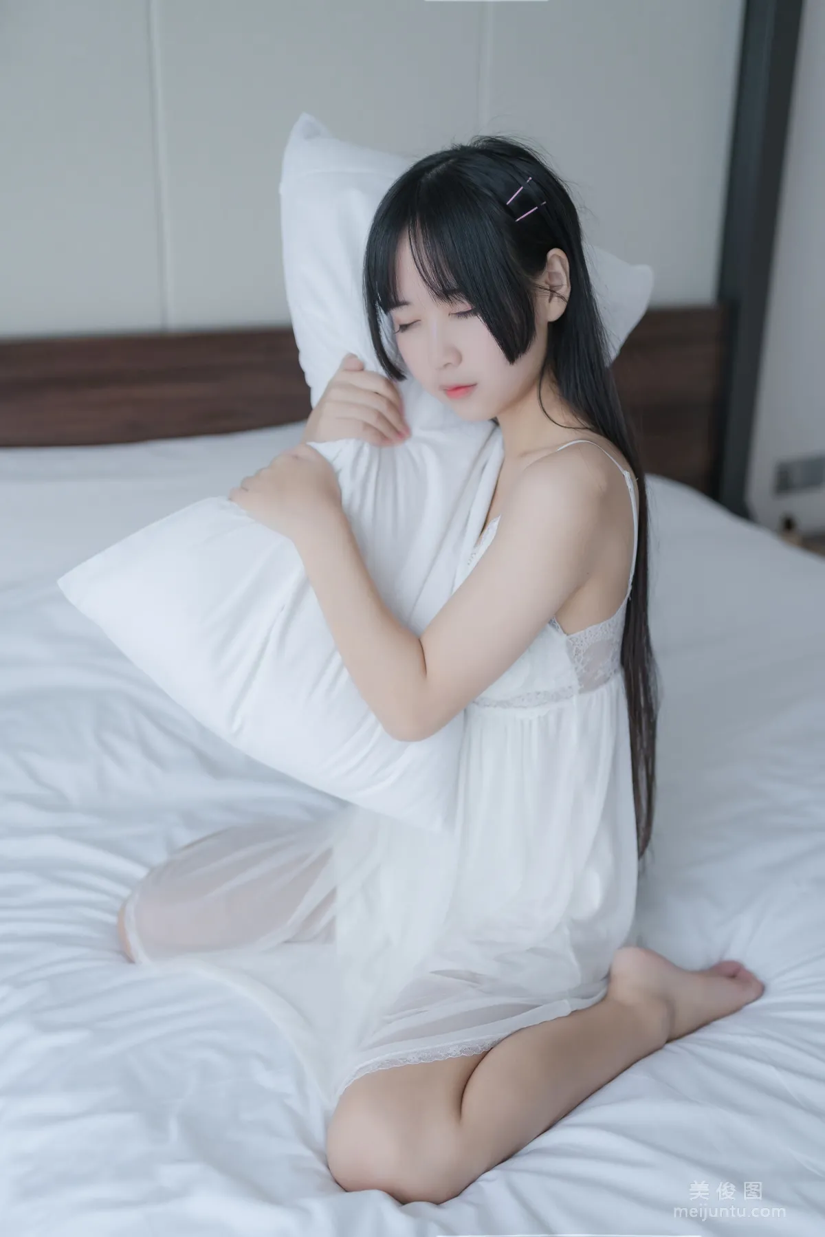 [美女Coser] 萌芽儿o0 《白色私房》 写真集16