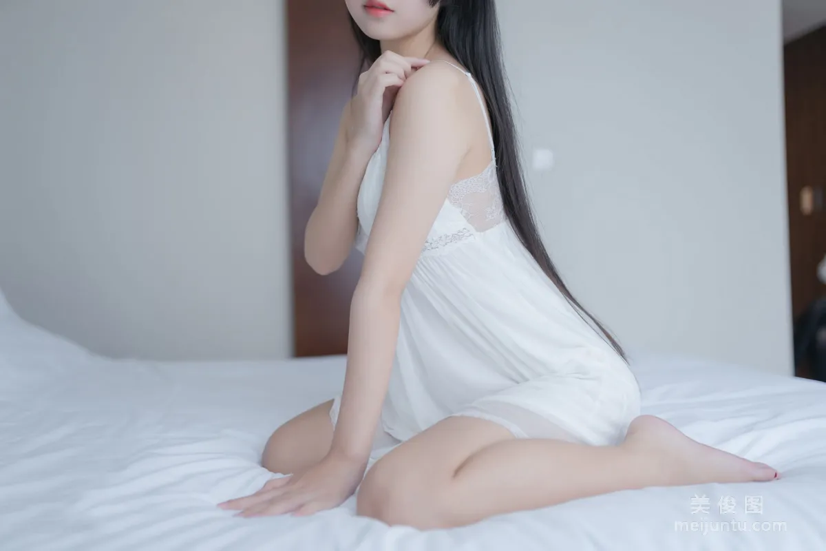 [美女Coser] 萌芽儿o0 《白色私房》 写真集10