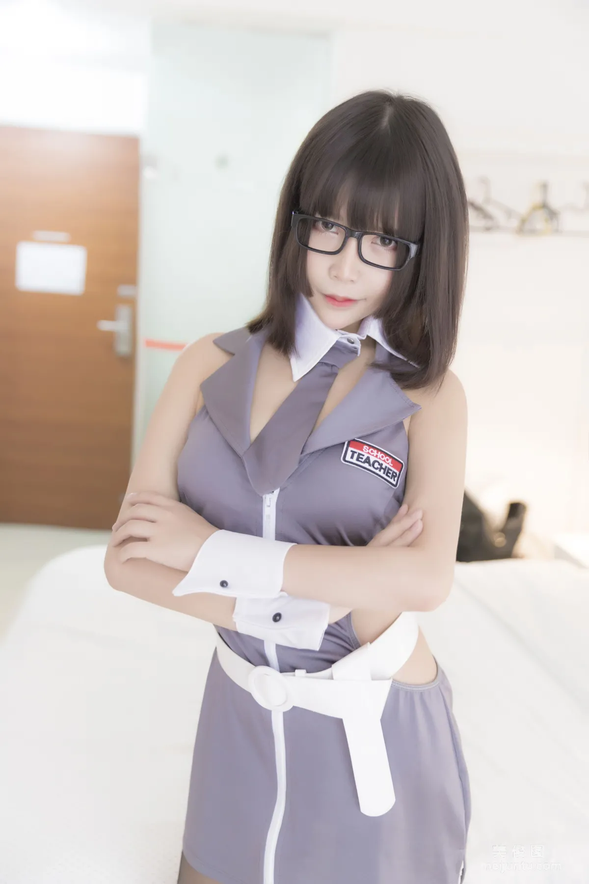 [网红美女Coser] 抱走莫子aa 《黑丝制服》 写真集17