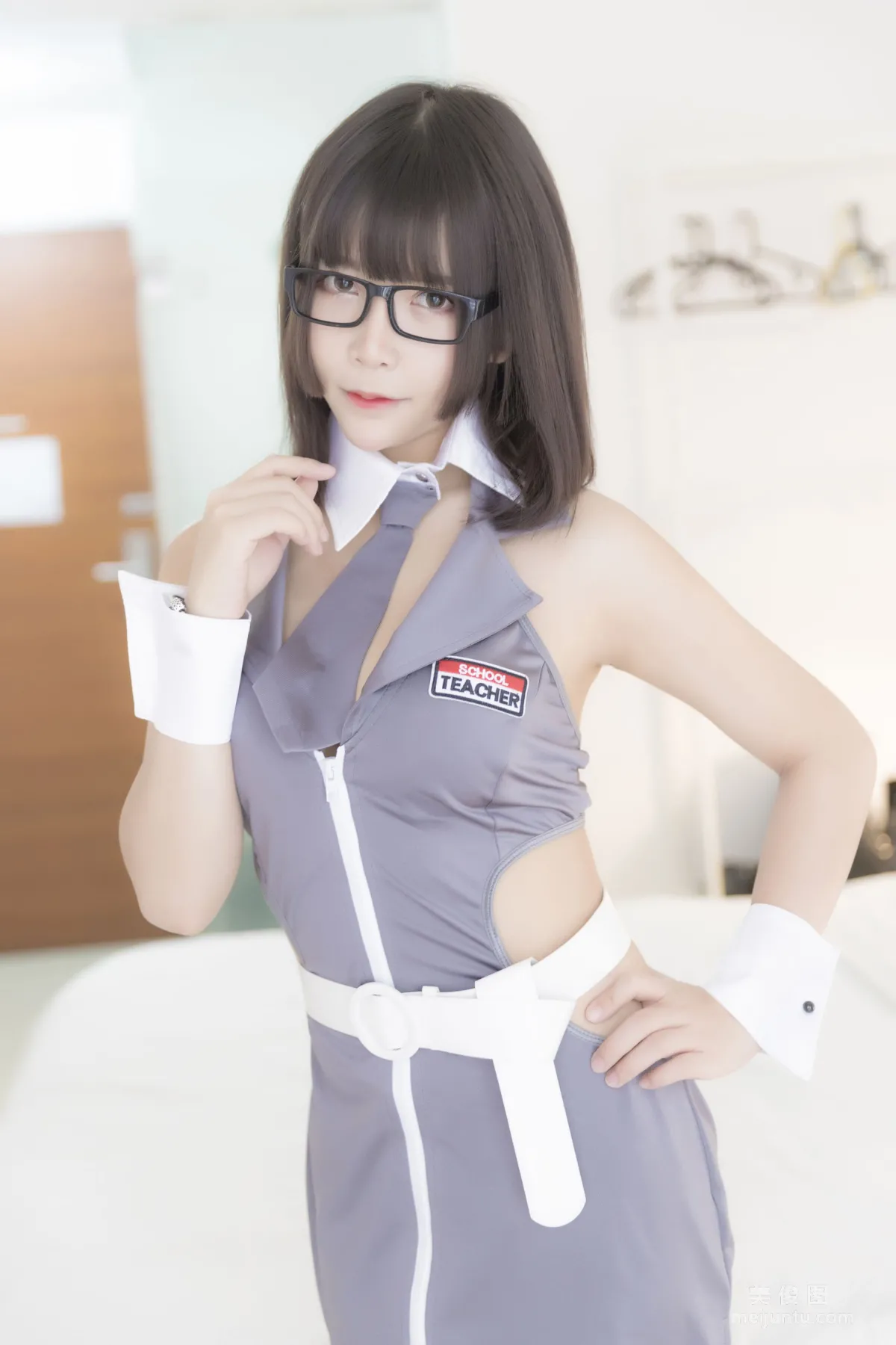 [网红美女Coser] 抱走莫子aa 《黑丝制服》 写真集12