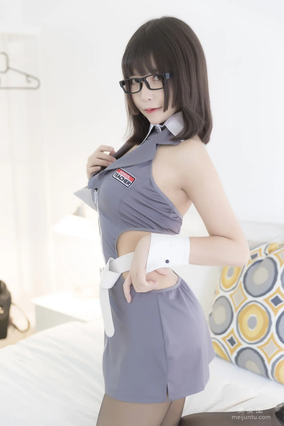 [网红美女Coser] 抱走莫子aa 《黑丝制服》 写真集30