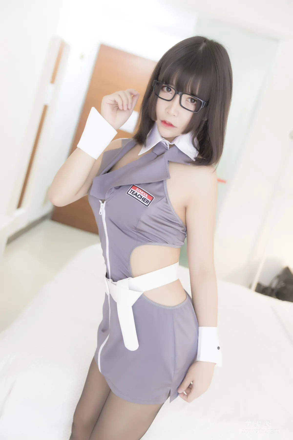 [网红美女Coser] 抱走莫子aa 《黑丝制服》 写真集15