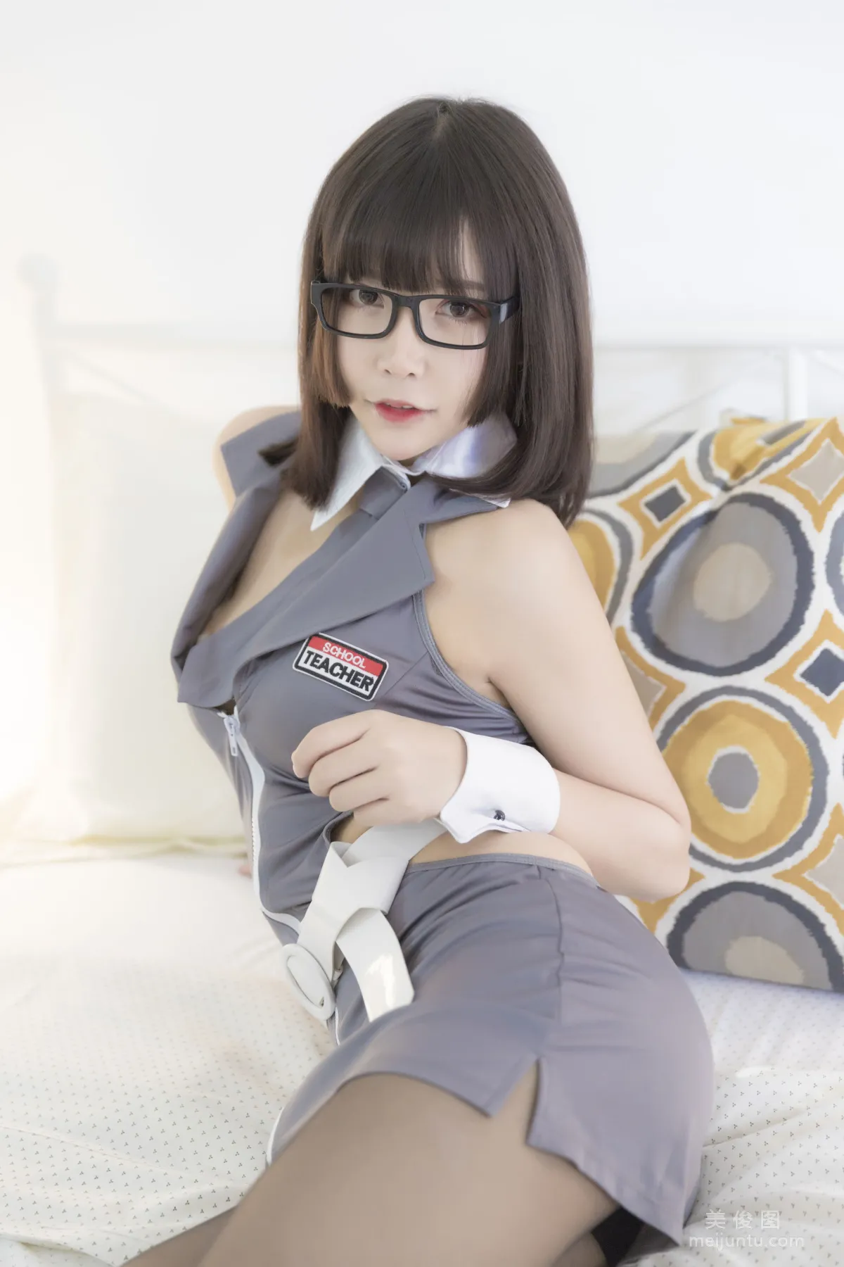 [网红美女Coser] 抱走莫子aa 《黑丝制服》 写真集27