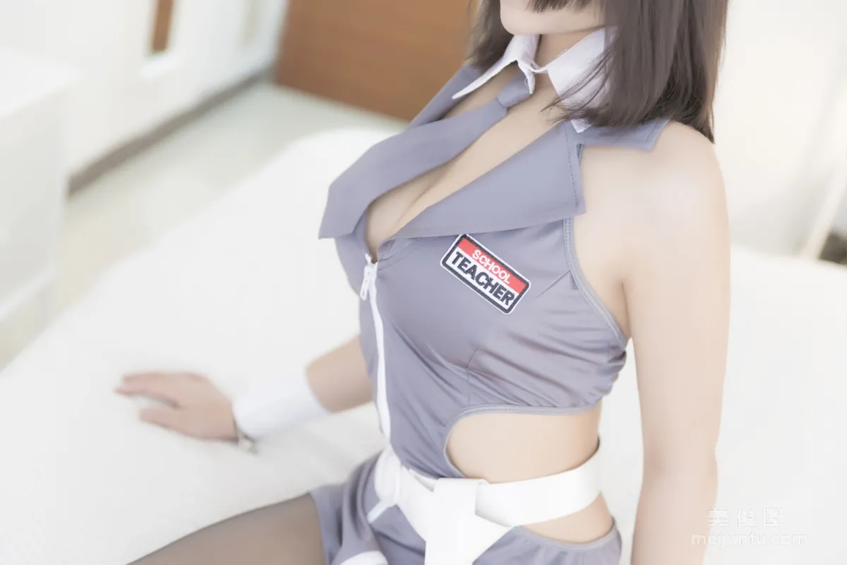 [网红美女Coser] 抱走莫子aa 《黑丝制服》 写真集24