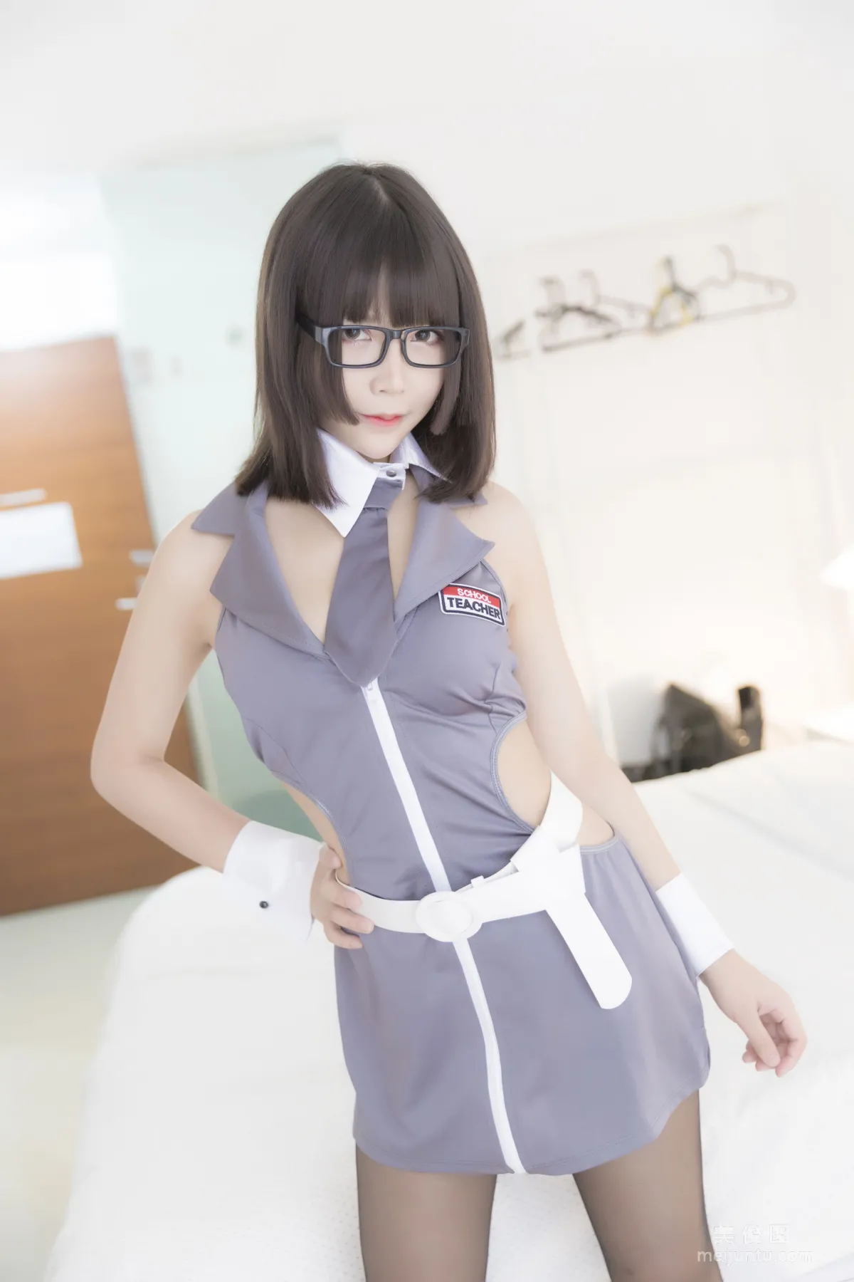 [网红美女Coser] 抱走莫子aa 《黑丝制服》 写真集18