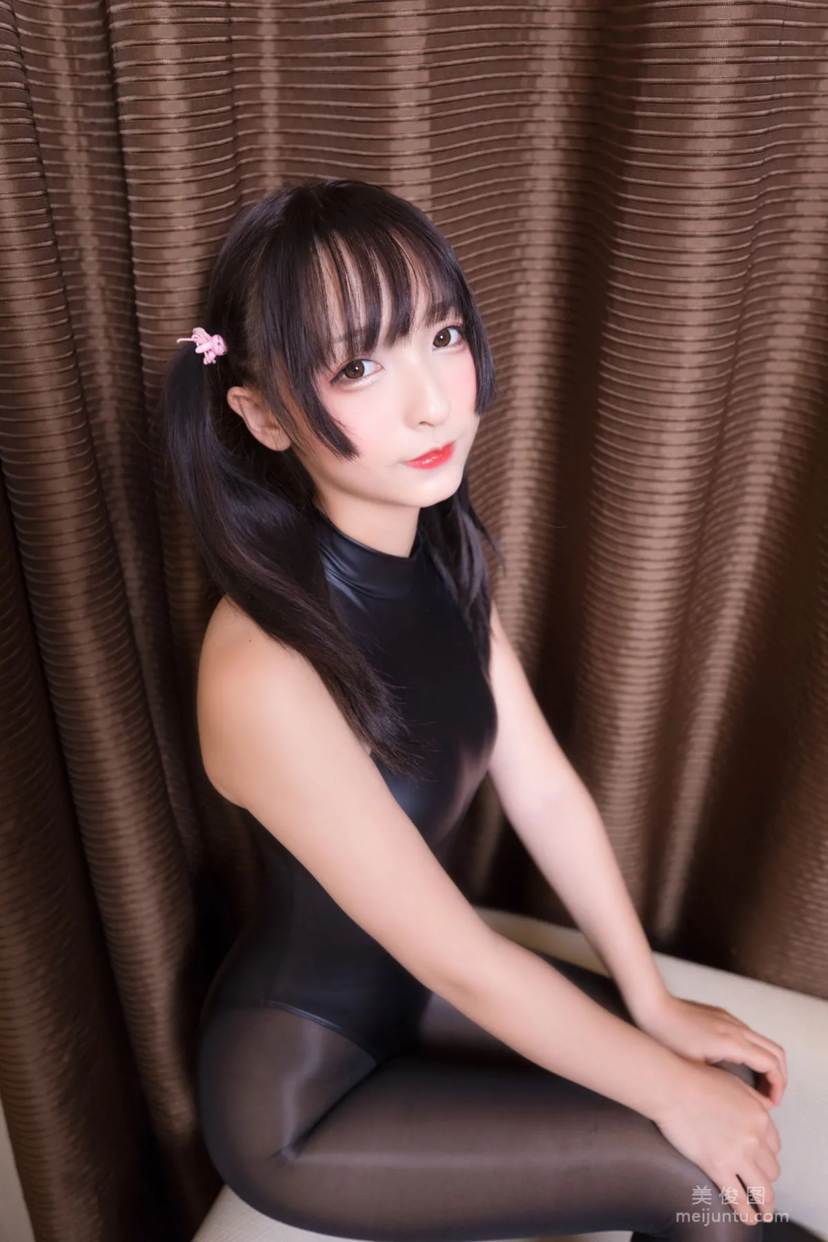 萝莉Coser神楽坂真冬 《水の形》 写真集35