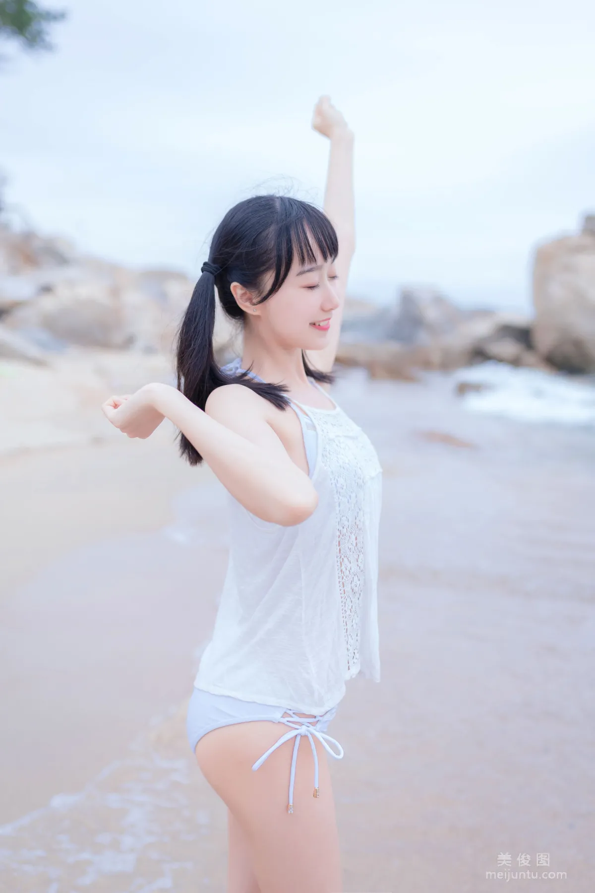 [美女Coser] 木绵绵OwO 《海边白色比基尼》 写真集5