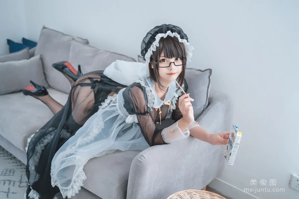 [美女Coser] 蜜汁猫裘 《透明女仆》 写真集23