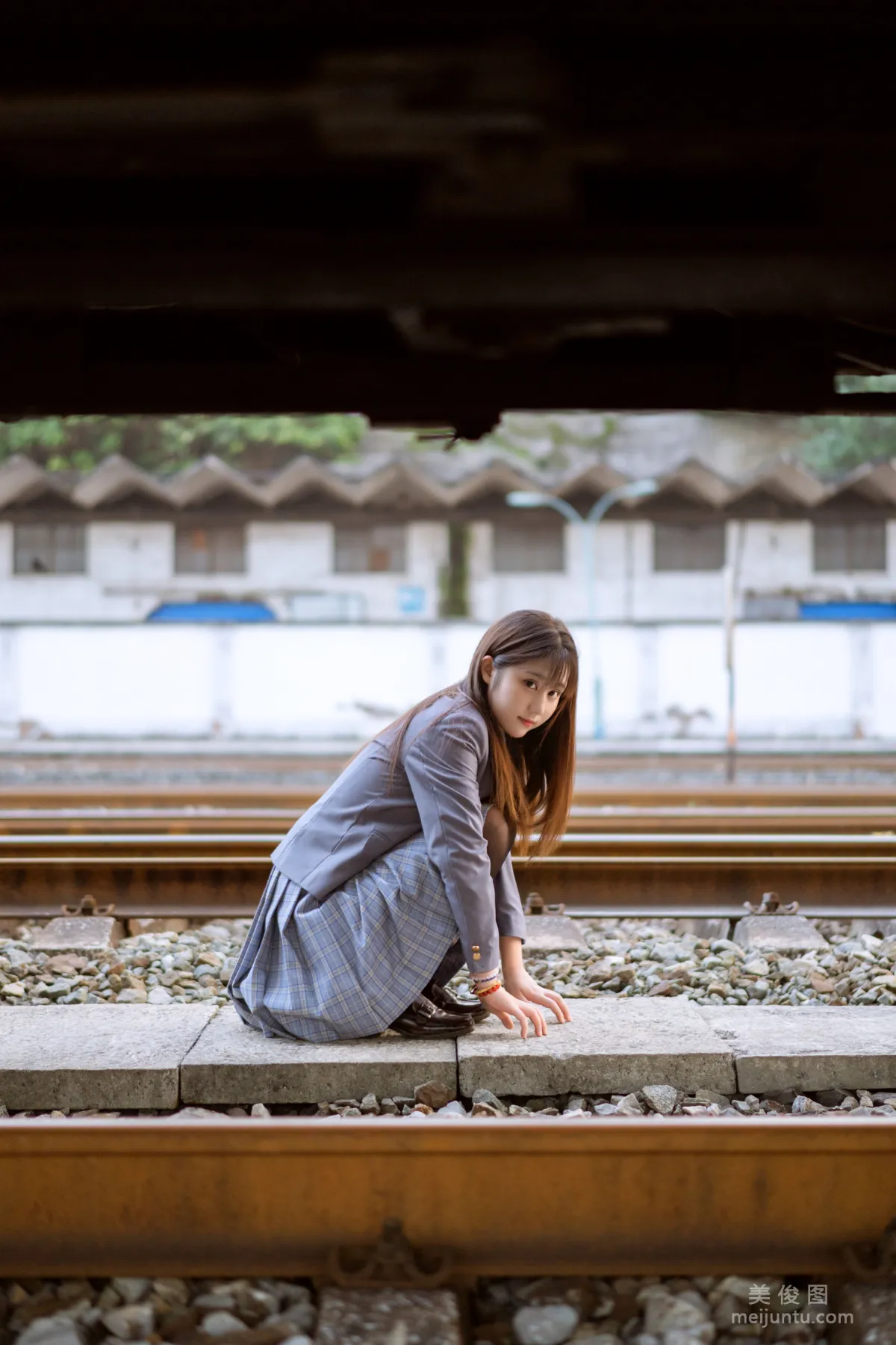 [美女Coser] 姬镜酱 《私奔之制服》 写真集13