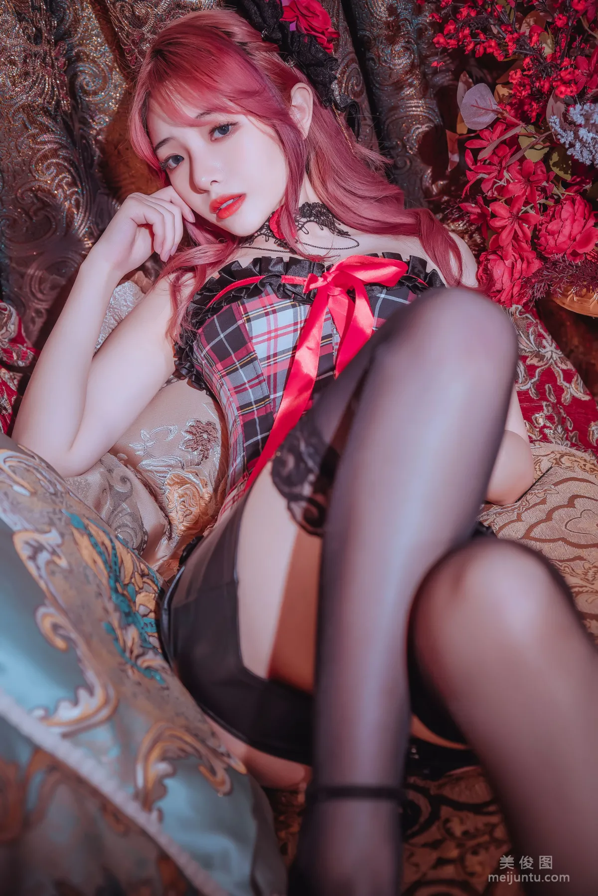 [美女Coser] 雯妹 《红黑格子》 写真集9