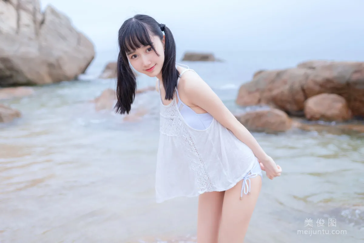 [美女Coser] 木绵绵OwO 《海边白色比基尼》 写真集15