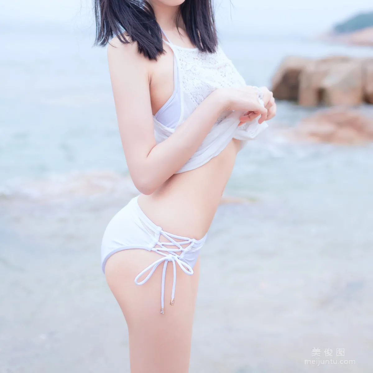 [美女Coser] 木绵绵OwO 《海边白色比基尼》 写真集25