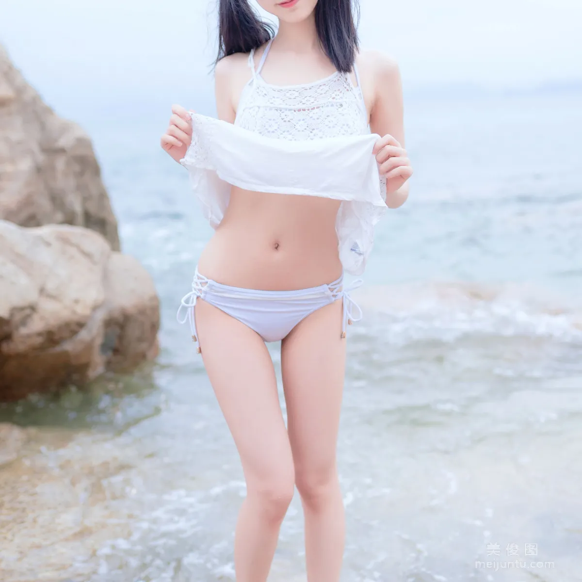 [美女Coser] 木绵绵OwO 《海边白色比基尼》 写真集27