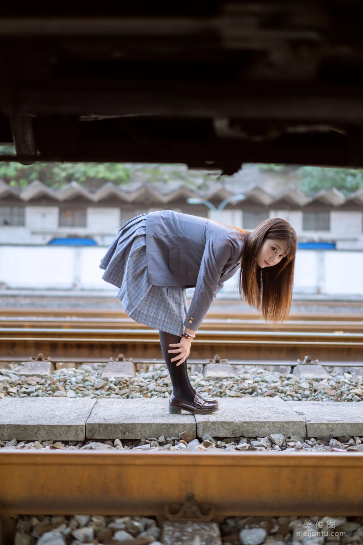 [美女Coser] 姬镜酱 《私奔之制服》 写真集14