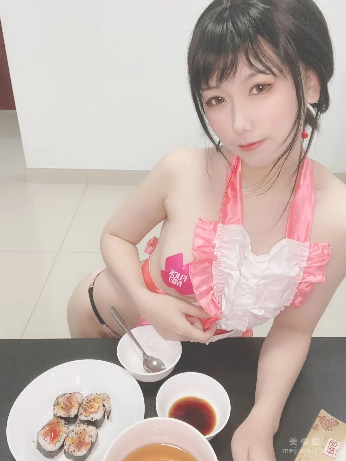 Coser芋圆侑子SJ 《人妻围裙》 写真集45