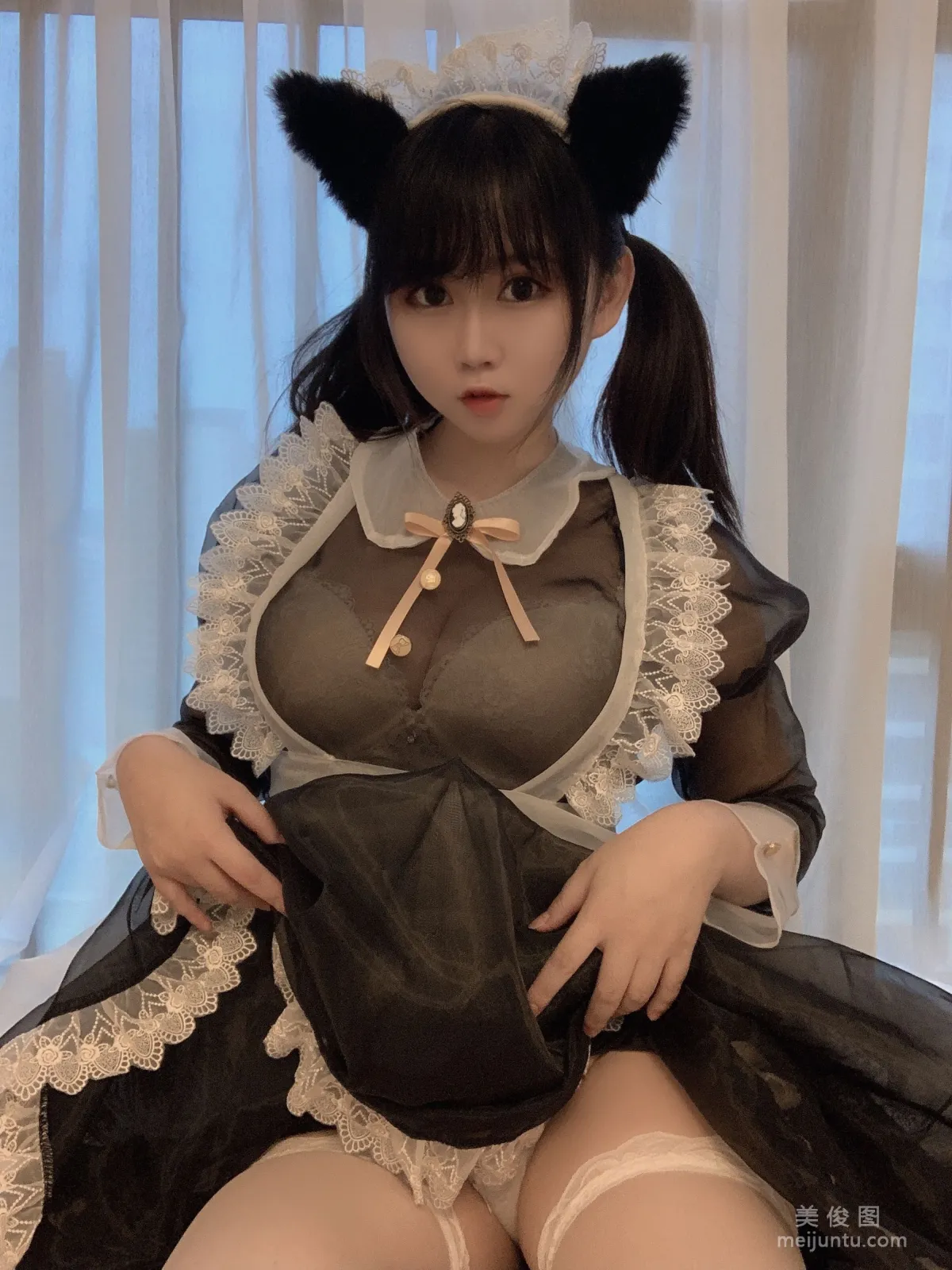 [美女Coser] 是依酱呀 《黑丝女仆》 写真集26