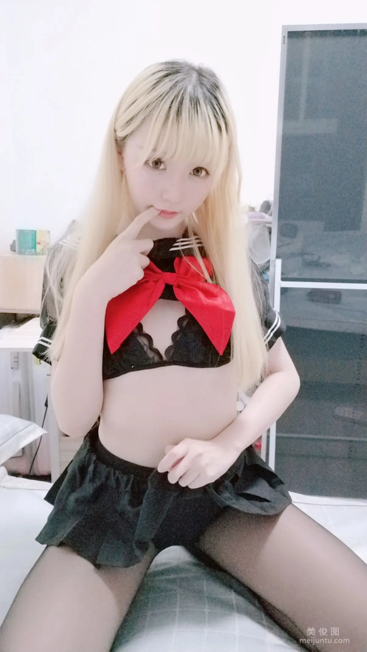 Coser小姐姐星之迟迟 《黑制服》 写真集28