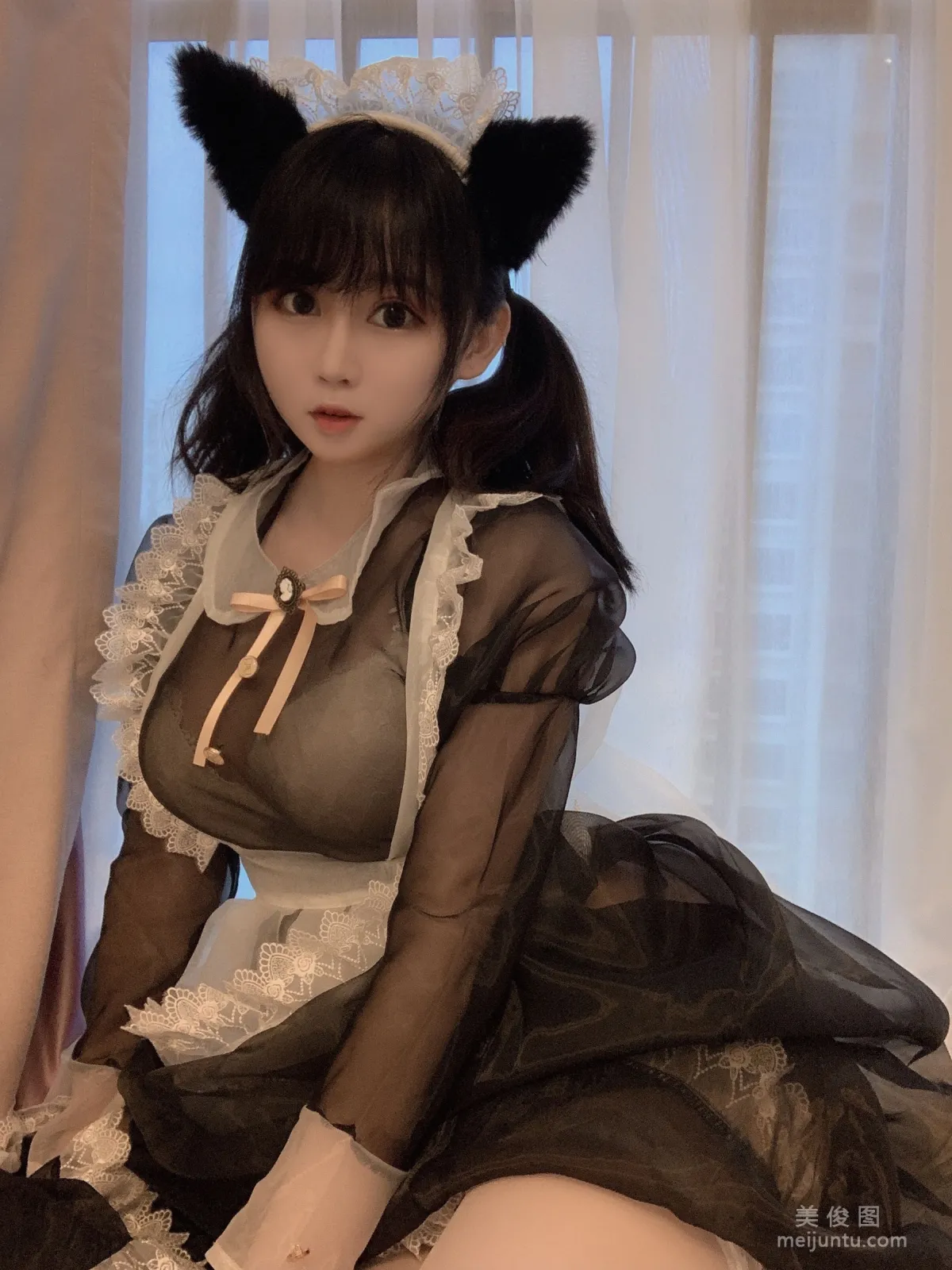 [美女Coser] 是依酱呀 《黑丝女仆》 写真集27