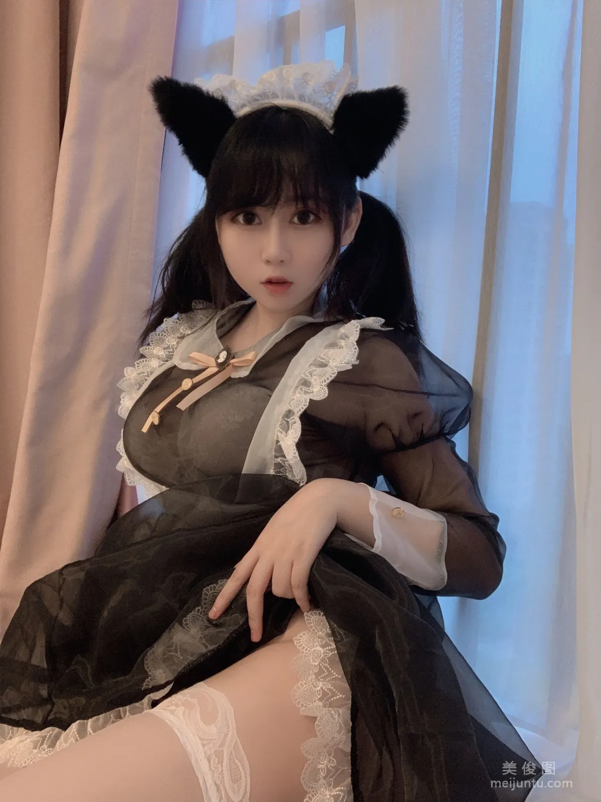 [美女Coser] 是依酱呀 《黑丝女仆》 写真集13