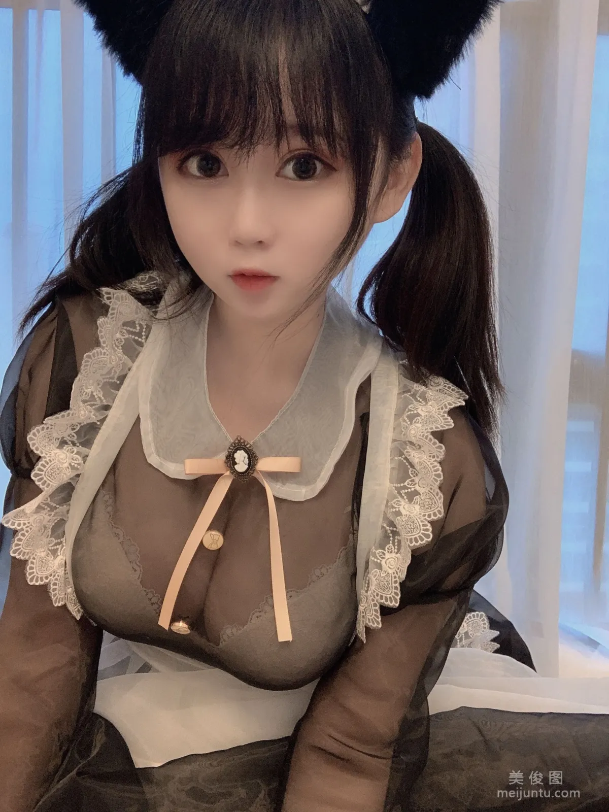 [美女Coser] 是依酱呀 《黑丝女仆》 写真集25