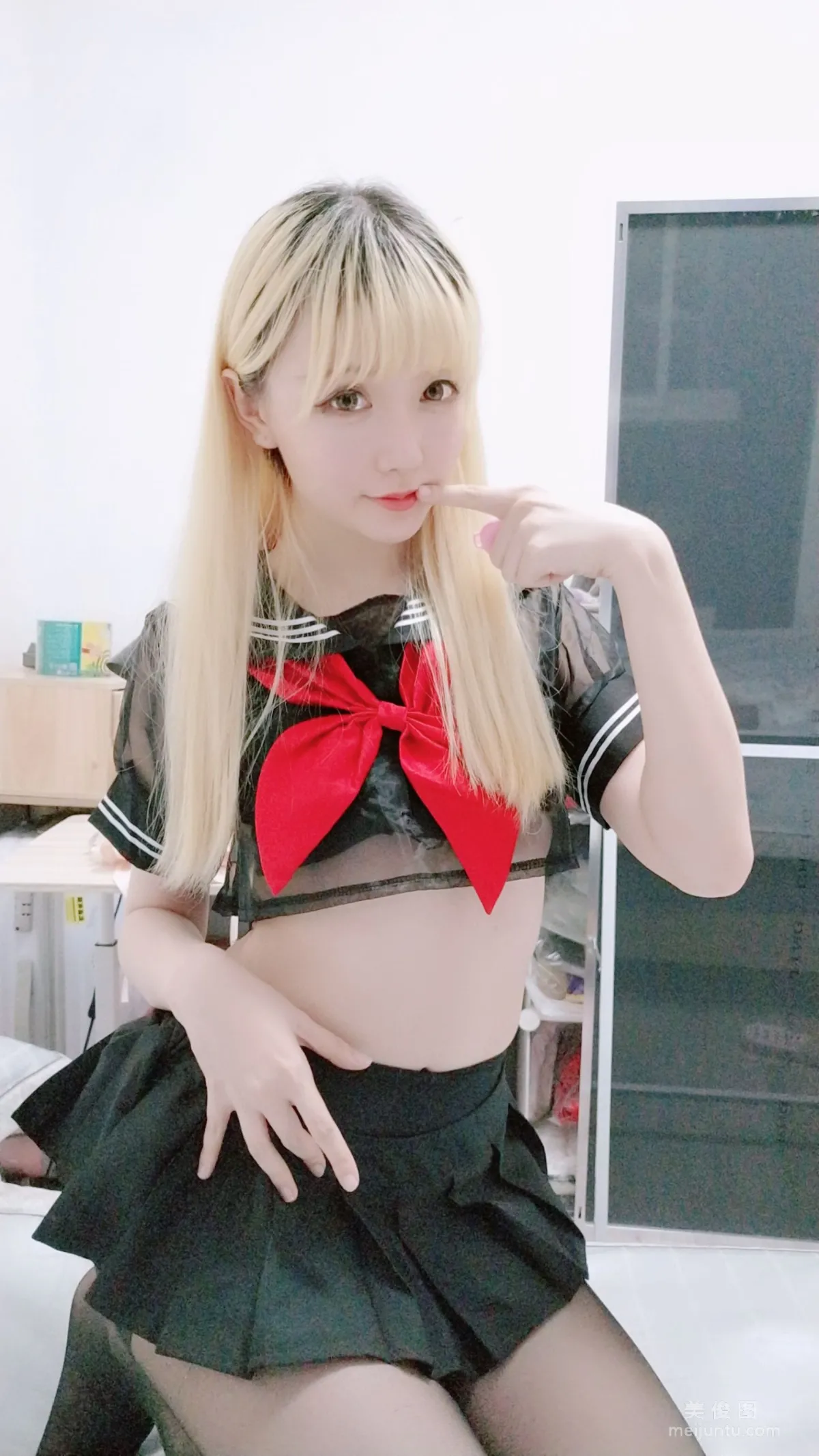 Coser小姐姐星之迟迟 《黑制服》 写真集16