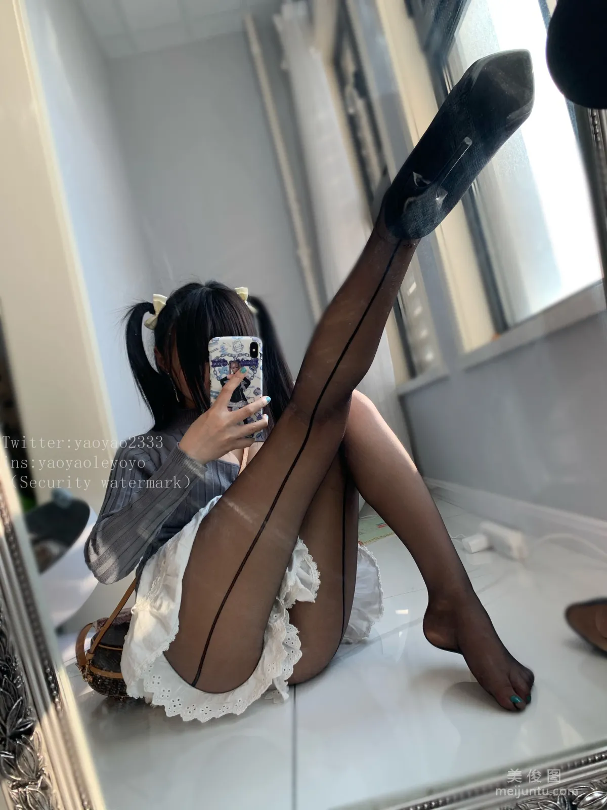 Coser摇摇乐yoyo 《黑丝美少女》 写真集24