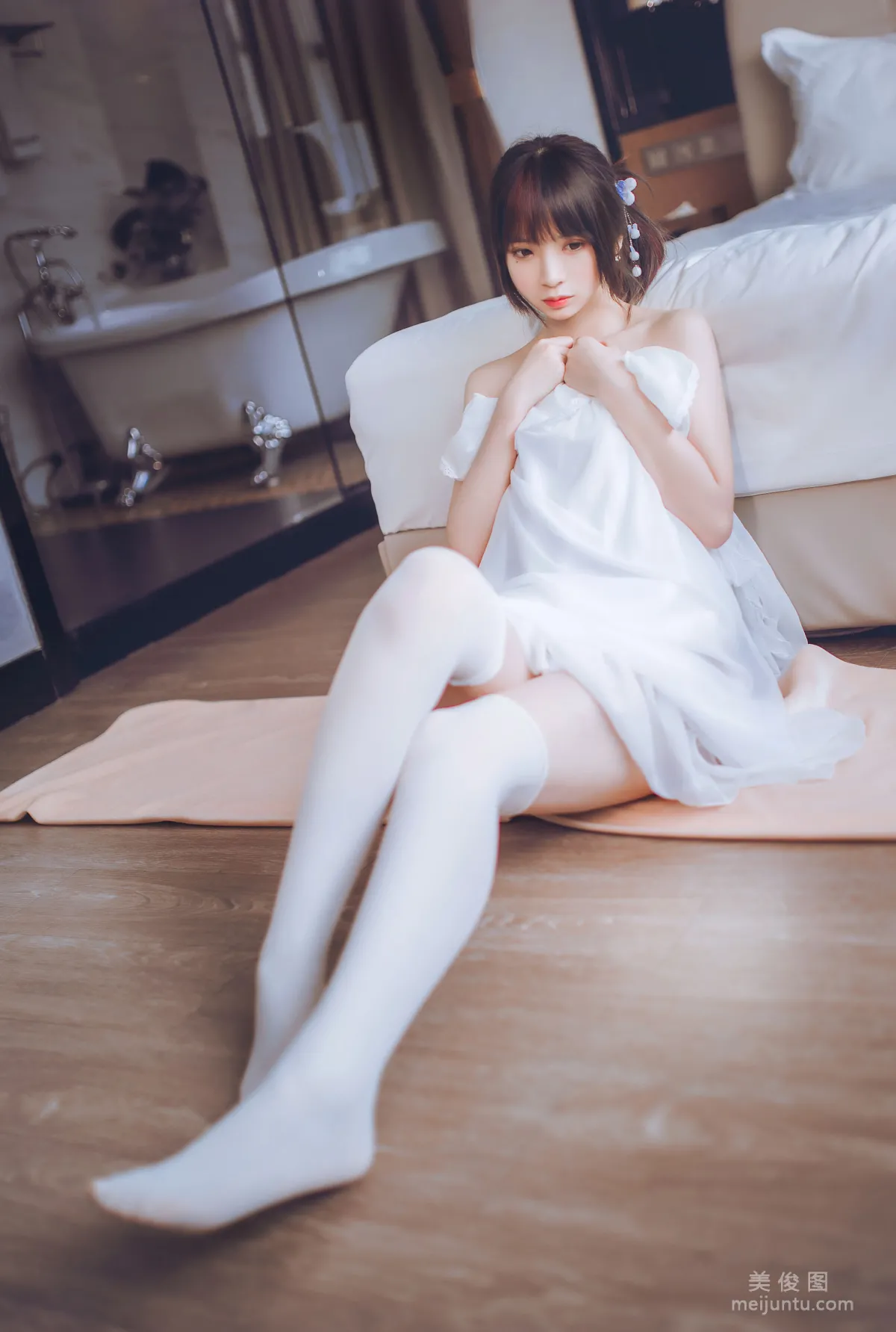 [美女Coser] 疯猫ss 《白色睡衣》 写真集16