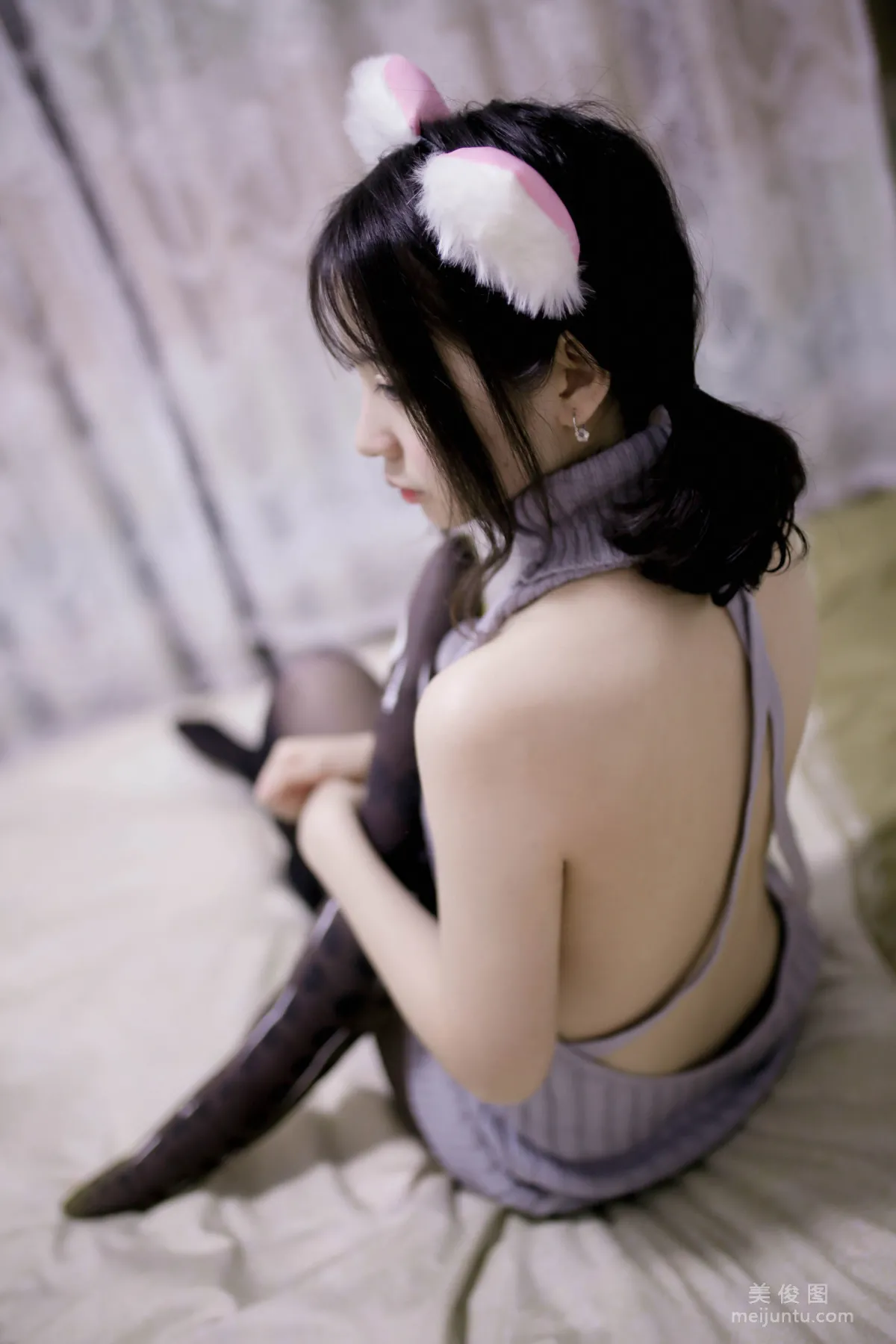 [美女Coser] 疯猫ss 《露背毛衣》 写真集4