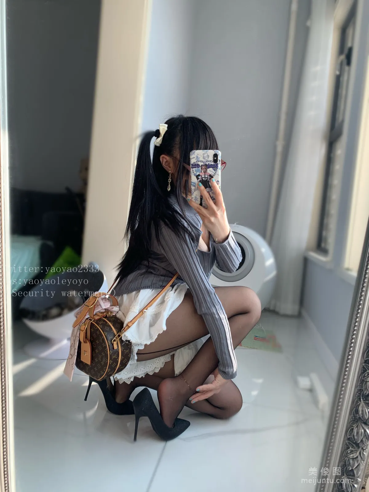 Coser摇摇乐yoyo 《黑丝美少女》 写真集22