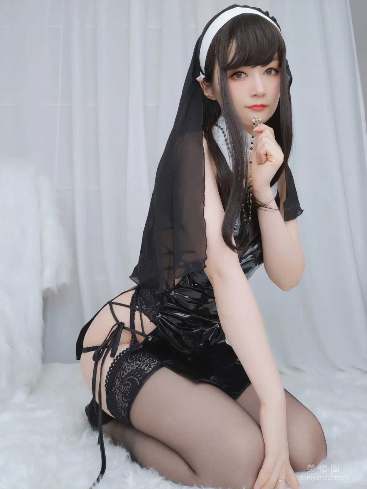 Coser小姐姐白银 《皮衣修女》 写真集88